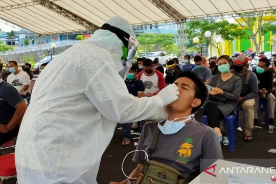 Wartawan jalani tes swab menyusul Gubernur Kepri positif COVID-19 Page 1 Small