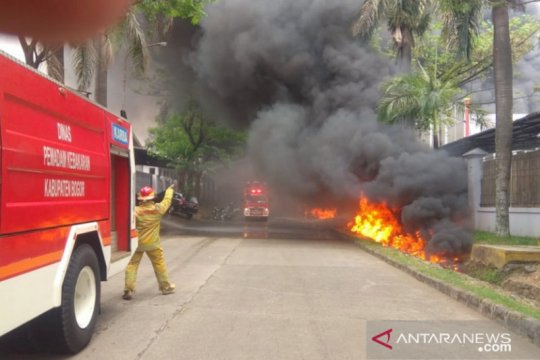 Kebakaran landa pabrik kimia di Sentul, petugas sempat kesulitan atasi