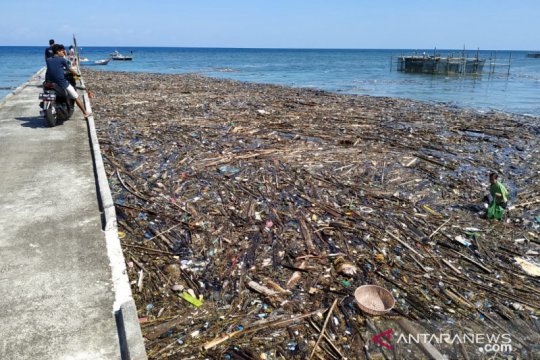 Sampah hanyut tiba-tiba menutupi dermaga Pulau Serasan Page 1 Small