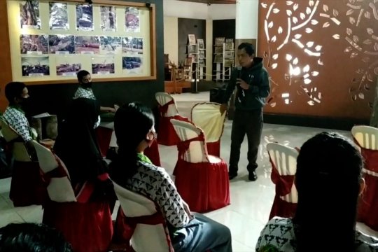 Pelajar dan Mahasiswa antusias ikuti belajar bersama di Museum Kayu Sampit