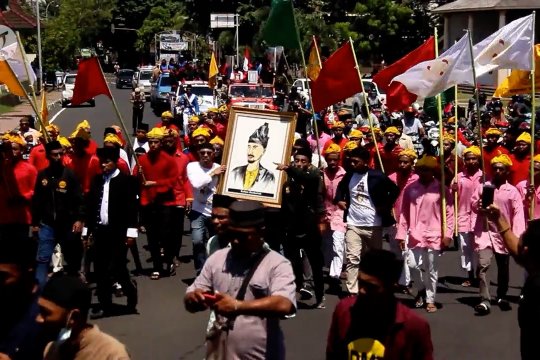 Ratusan warga Ternate antusias sambut plakat anugerah Sultan Baabullah