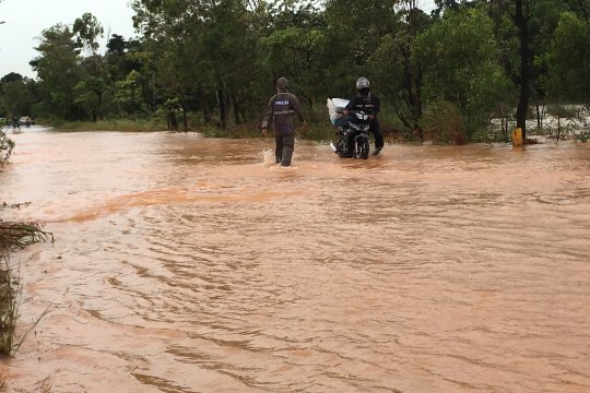 Mogok saat mengarungi banjir di jalan lintas Batam Page 2 Small