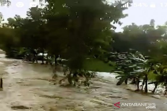 Banjir bandang terjang perkampungan di Robatal Sampang Jatim