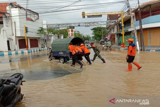 Banjir akibat luapan sungai menggenangi Kota Sampang