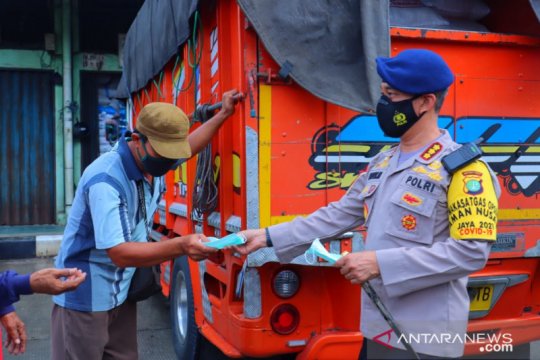 Brimob Polda Metro bagikan 2.000 masker di Pasar Besar Cipinang