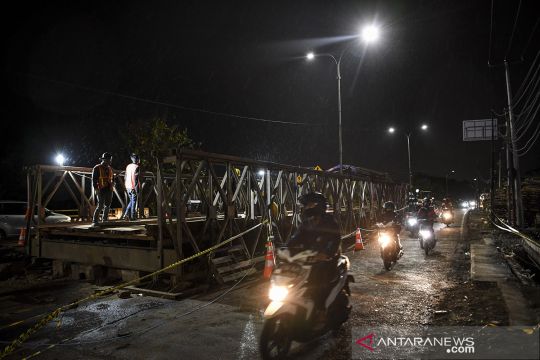 Pemasangan jembatan bailey jalur Pantura Bekasi