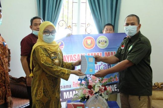 Yayasan Amal Malaysia serahkan 2.000 mushab Alquran ke Pemkab Mamuju