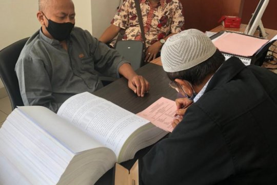 Penyidik Kanwil DJP serahkan Sgt, tersangka korupsi ke Kejari Tangsel