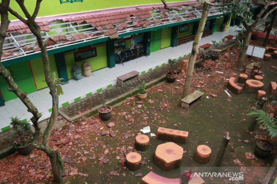 Gedung sekolah rusak karena gempa di Malang