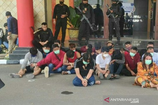 Tim gabungan kepolisian gerebek kampung narkoba di Palembang