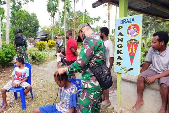 Satgas TNI buka layanan pangkas rambut gratis warga di perbatasan