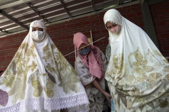 Produksi mukena dan hijab dengan pewarnaan alami Page 2 Small