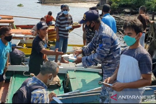 Prokes masyarakat perairan di Kalsel rendah, TNI-AL beri edukasi