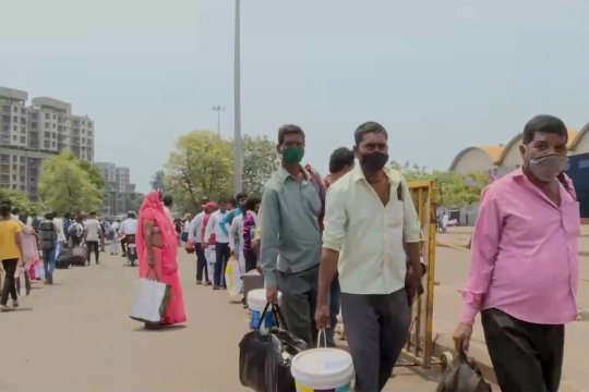 Jam malam diumumkan, para migran tinggalkan Mumbai