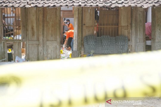 Polisi olah TKP ledakan petasan yang tewaskan 2 remaja di Tulungagung