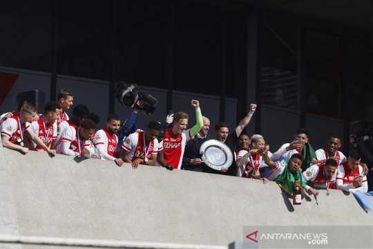 Ajax sulap trofi Liga Belanda jadi cendera mata untuk suporter