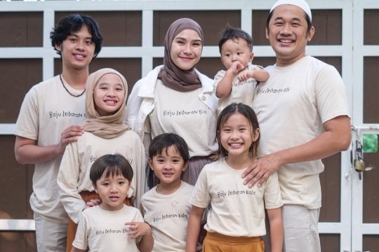 Lebaran, keluarga Hanung dan Zaskia kompakan pakai baju baru