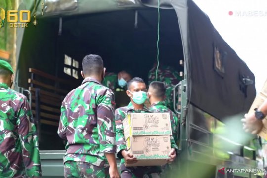 Kasad Andika berikan bingkisan sembako Lebaran untuk prajurit TNI AD