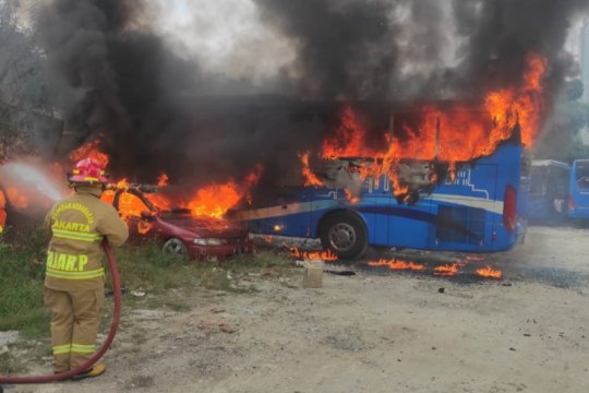 Empat mobil Gulkarmat padamkan kebakaran bus dan mobil di Mampang
