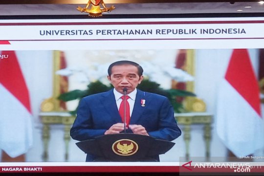 Presiden Jokowi memberi selamat Megawati bergelar profesor kehormatan