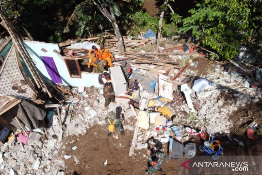 Tiga rumah roboh dan satu meninggal akibat longsor di Banyuwangi