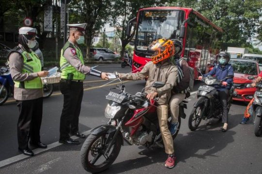 Polisi bagikan masker dan cairan pembersih tangan Page 1 Small