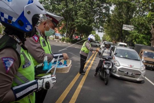 Polisi bagikan masker dan cairan pembersih tangan Page 2 Small