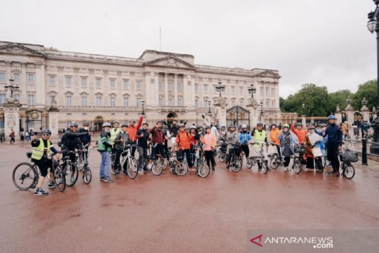 Dubes Desra bersepeda menyusuri rute ikonik London