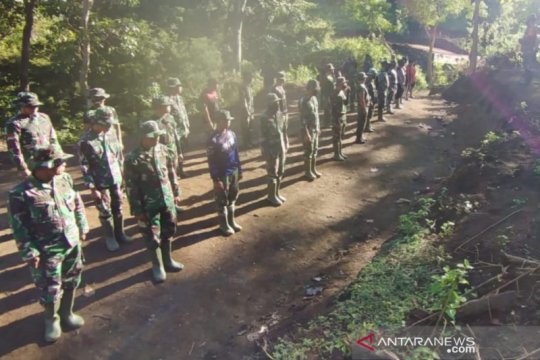 Personel Korps Marinir TNI AL di Makassar ikut TMMD ke-111