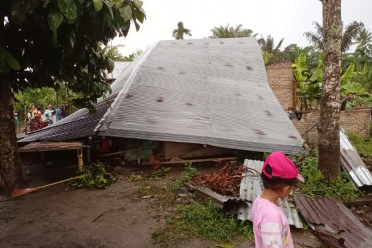 Puluhan rumah dan fasilitas umum di Sumut rusak diterjang angin