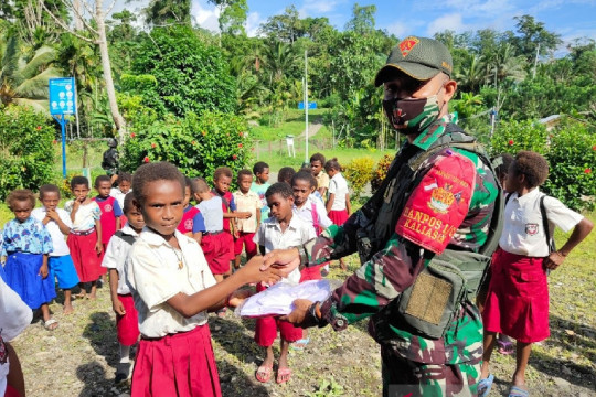 Peringati Hari Anak, Satgas TNI bagikan seragam siswa di perbatasan