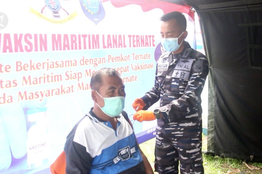 Serbuan vaksinasi Lanal Ternate di pelabuhan perikanan
