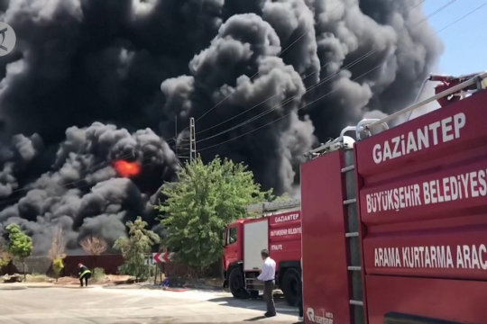 Api besar melalap gudang di tenggara Turki