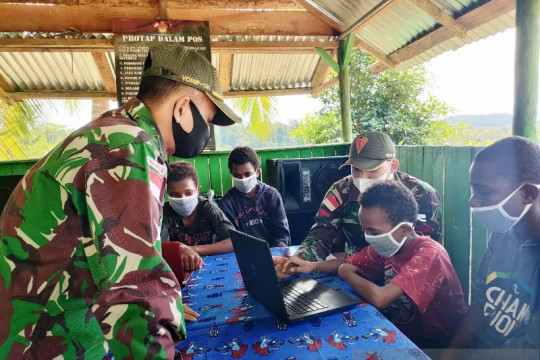 Satgas TNI ajarkan ilmu komputer kepada siswa di perbatasan