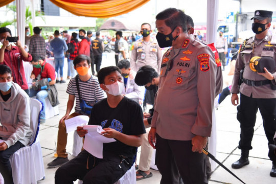 Kapolda Lampung memantau vaksinasi mobil keliling di Bandarlampung