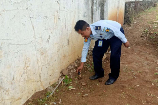 Petugas menemukan sabu-sabu dilempar dari luar tembok Lapas Semarang