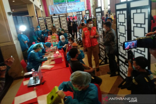 Ratusan pekerja hiburan malam di Kota Bandung ikuti vaksinasi