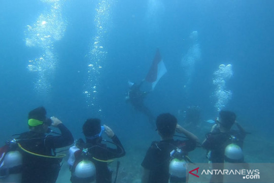 Penyelam Sulut gelar upacara di dasar laut