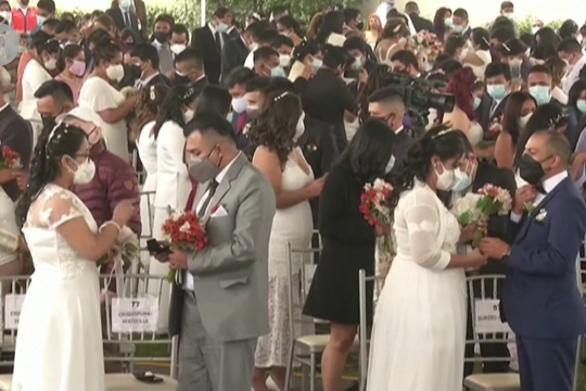 200 pasangan menikah massal di Peru