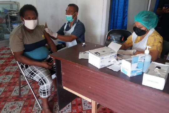 Aparat TNI bantu percepatan vaksinasi warga perbatasan di Boven Digoel