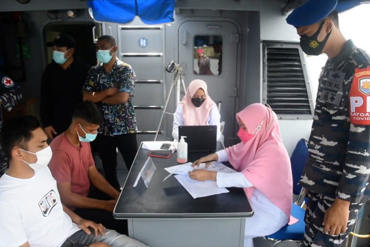 TNI AL lakukan vaksinasi di atas kapal