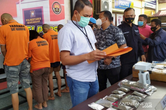 Polrestabes Makassar mengungkap peredaran satu kilogram ganja