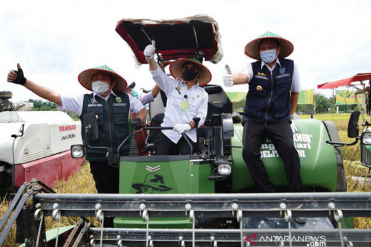 Gubernur Sumsel serahkan bantuan alat pertanian ke petani di OKU Timur