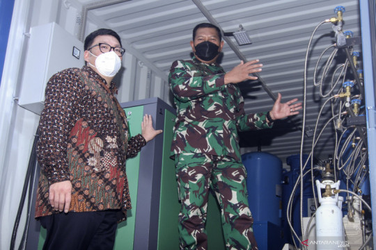 TNI AL menerima donasi tabung oksigen