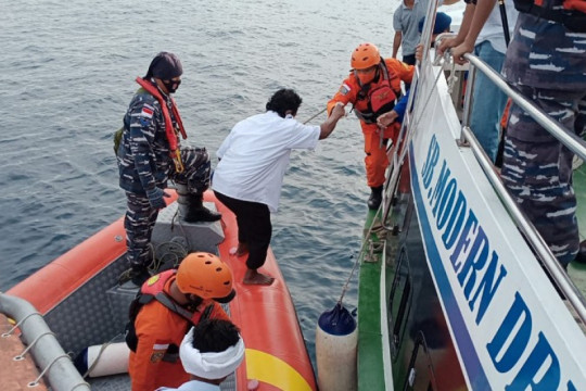 Petugas SAR evakuasi 35 awak kapal yang terbakar di Samudra Hindia