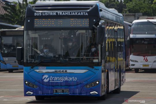 Transjakarta dan mitra operator  teken MoU beralih ke bus listrik