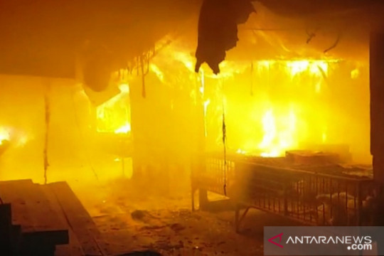 Pasar Bawah Bukittinggi terbakar