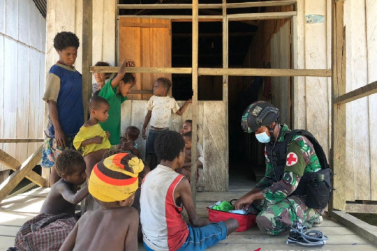 Satgas TNI beri pengobatan warga di perbatasan RI-PNG