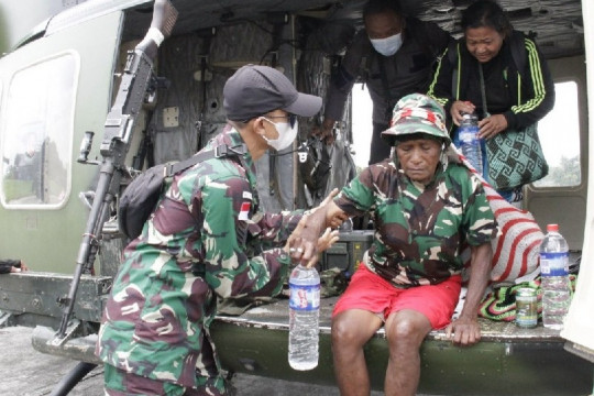 Guru dan warga dievakuasi dari Kiwirok gunakan helikopter TNI AD