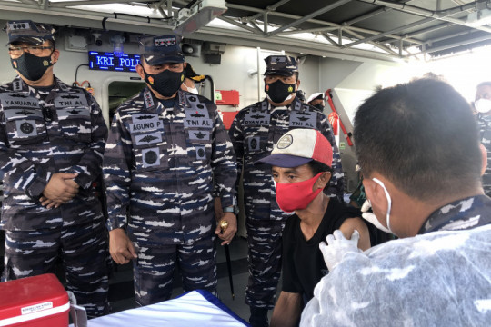 TNI AL gelar vaksinasi COVID-19 di tengah perairan Teluk Jakarta